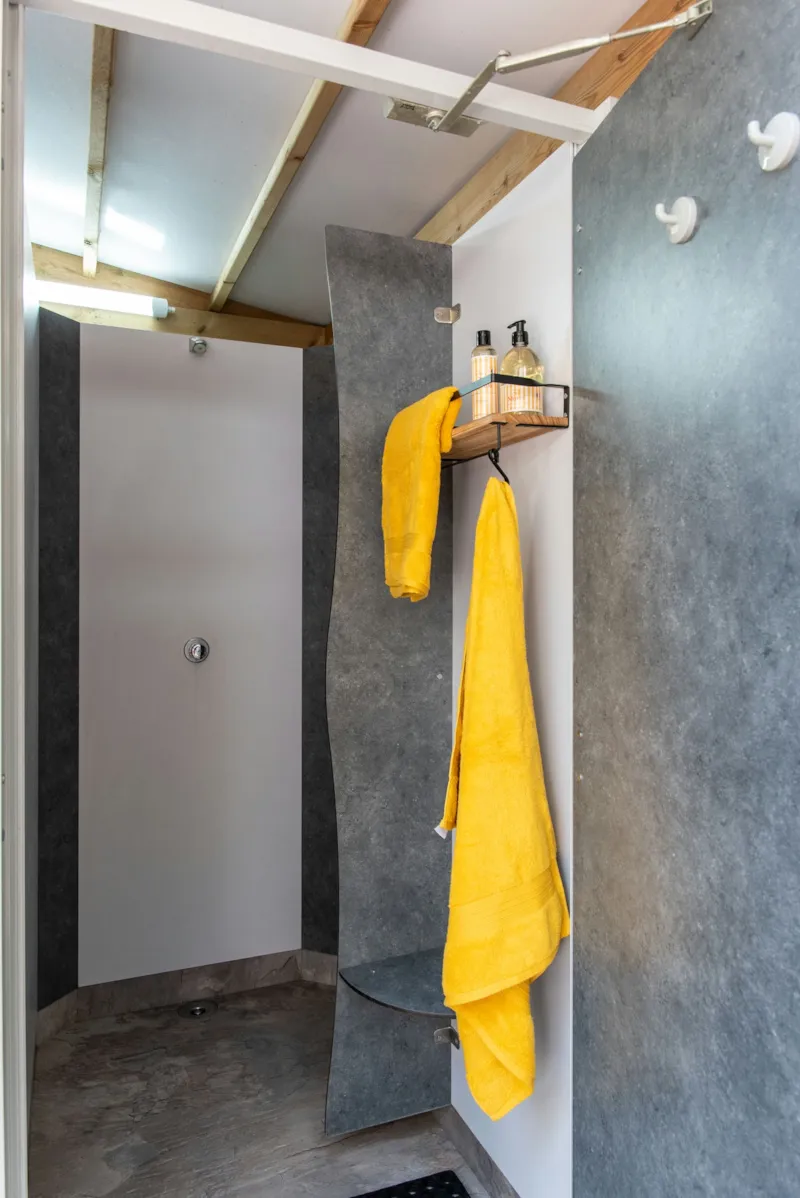 Emplacement Avec Électricité + Sanitaires Privés / D