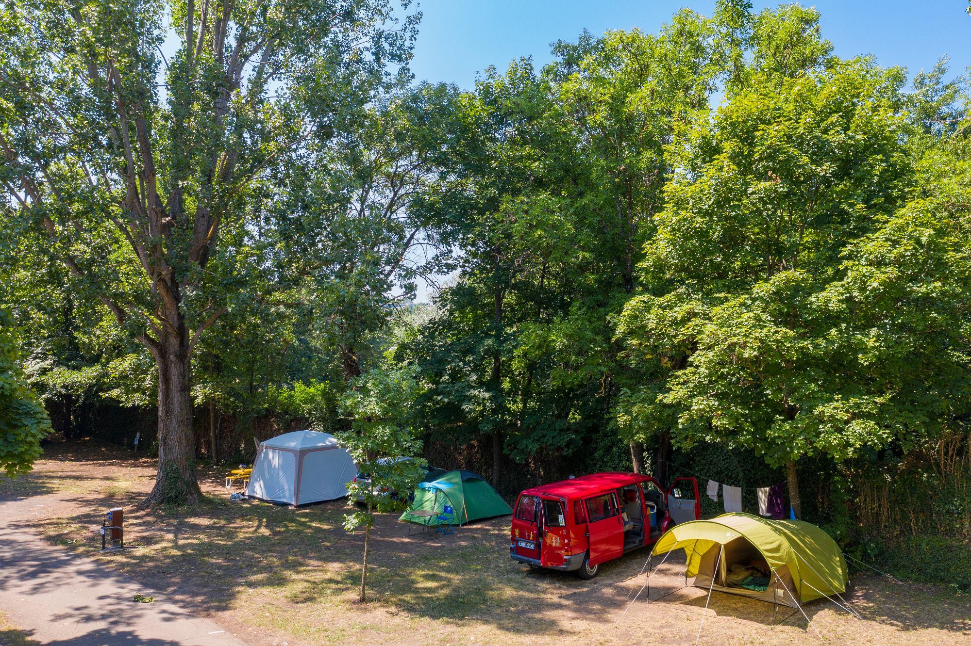 Zonder Elektriciteit Standplaats Met 2 Personen, 1 Auto + 1 Tent / Caravan Of 1 Camper