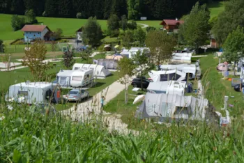 Stellplatz - Premium-Stellplatz Inkl. Auto/ Zelt/ Wohnwagen/Wohnmobil - CAMP MondSeeLand