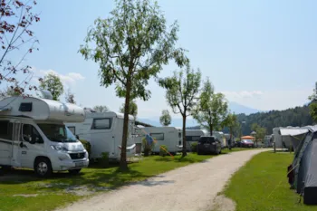 Stellplatz - Komfort-Stellplatz Inkl. Auto  Wohnwagen/Wohnmobil Oder Zelt - CAMP MondSeeLand