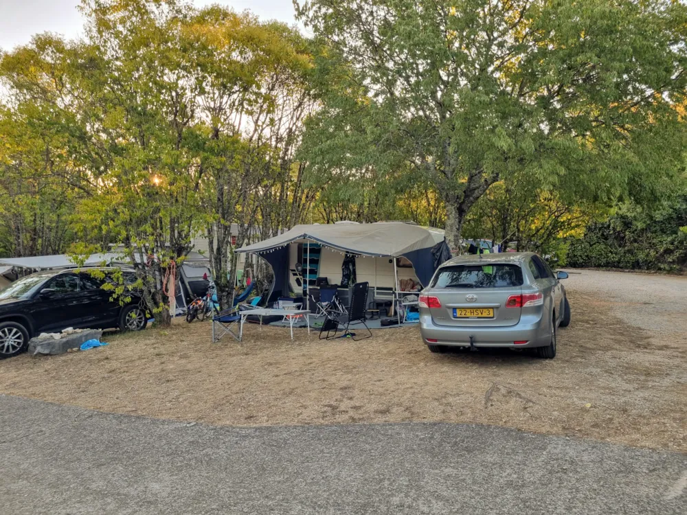 Emplacement - Violet - Xl 150M² "Caravane" + Voiture + Électricité 6A - Camping Beau Rivage