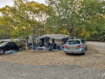 Pitch - Purple - Xl 140M² "Caravan" + Car + Electricity 6A - Camping Beau Rivage