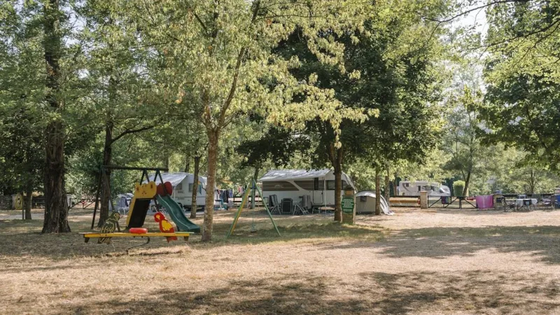 Emplacement + 1 Voiture + Tente, Caravane Ou Camping-Car