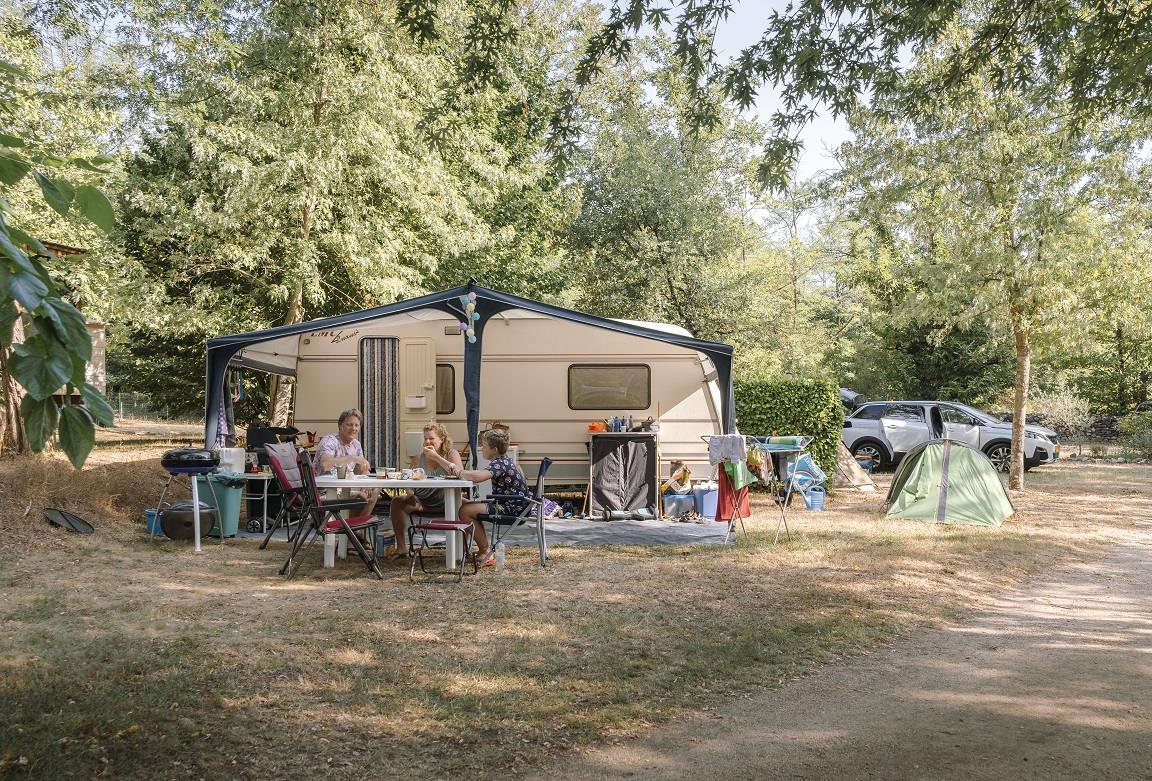 Emplacement + 1 voiture + tente, caravane ou camping-car