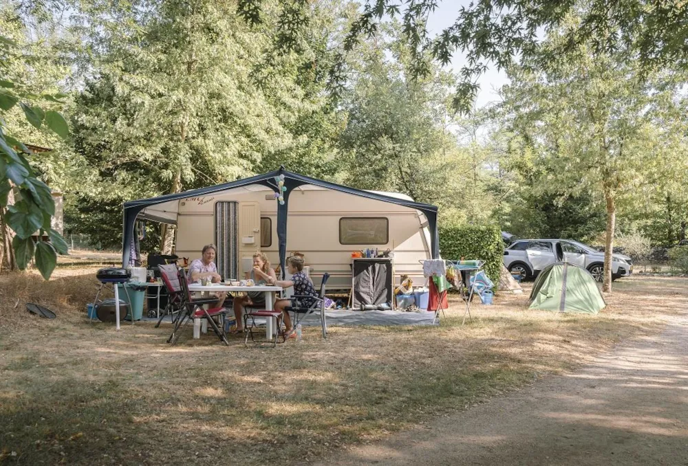 Emplacement + 1 voiture + tente, caravane ou camping-car