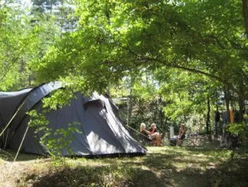 Stellplatz - Stellplatz Confort (Wohnwagen, Wohnmobil / 1 Auto / Strom 10A) 80-100M² - Flower Camping Le Clot du Jay