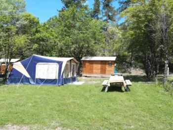 Stellplatz - Freecamp Original Premium-Paket - Flower Camping Le Clot du Jay