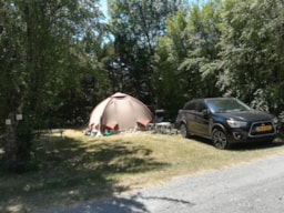 Kampeerplaats(en) - Basisprijs Privilege Tent (1 Tent / 1 Auto / Elektriciteit 10A) >=110M² - Flower Camping Le Clot du Jay