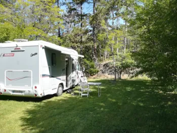 Stellplatz - Stellplatz Privilege (Wohnwagen, Wohnmobil / 1 Auto / Strom 10A) >=110M² - Flower Camping Le Clot du Jay