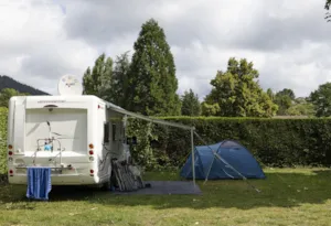 Emplacement - PREMIUM standplaats met privé sanitair op perceel (+ toegang tot biologisch zwembad afhankelijk van opening) - Le Lac des Sapins