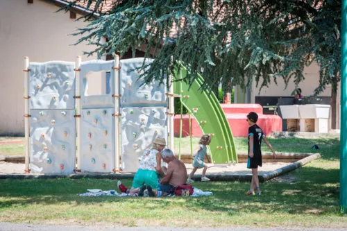 Stellplatz - Familienpauschale 2 Erwachsene + 2 Kinder Unter 14 Jahren - image n°2 - Le Lac des Sapins