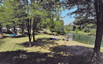Kampeerplaats(en) - Standplaats Privilége Met Direct Zicht Op De Rivier - Flower Camping Le Saint Michelet
