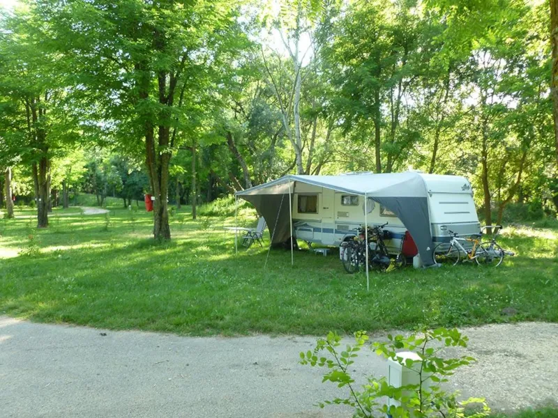 Emplacement Confort Côté Rivière (Avec Électricité) Pas De Vue Directe Sur La Rivière