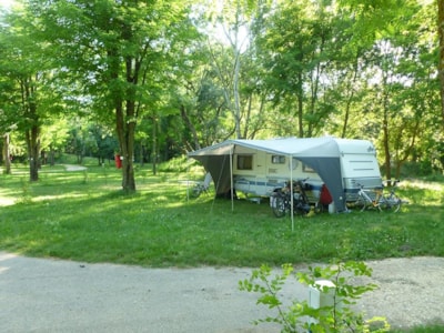 Pitch Confort Côté Rivière (with electricity) no direct view of the river — 2
