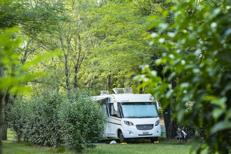 Emplacement Confort Côté Rivière (Avec Électricité) Pas De Vue Directe Sur La Rivière