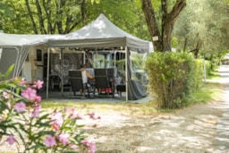 Kampeerplaats(en) - Standplaats Comfort Zwembad Kant - Flower Camping Le Saint Michelet
