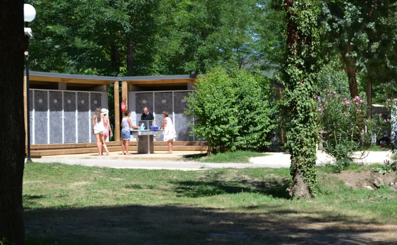 Emplacement Confort Côté Rivière (Avec Électricité) Pas De Vue Directe Sur La Rivière