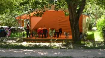Huuraccommodatie(s) - Bungalowtent Standard   2 Slaapkamers Canada - Zonder Privé Sanitair - Flower Camping Le Saint Michelet