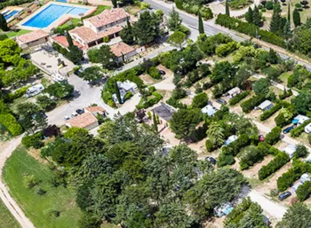 Kampeerplaats(en) - Pakket 2 Personen (Standplaats + 1 Auto + Elektriciteit 10A) - Campasun Camping Les Hautes Prairies