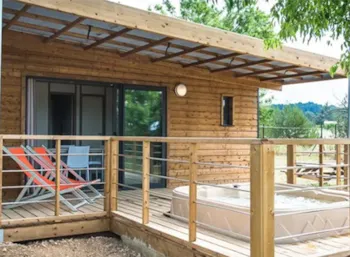 Huuraccommodatie(s) - Chalet Luberon - 35M² - 2 Slaapkamers + Jacuzzi (4 Volwassenen & 1 Kind Tot 12 Jaar) - Campasun Camping Les Hautes Prairies