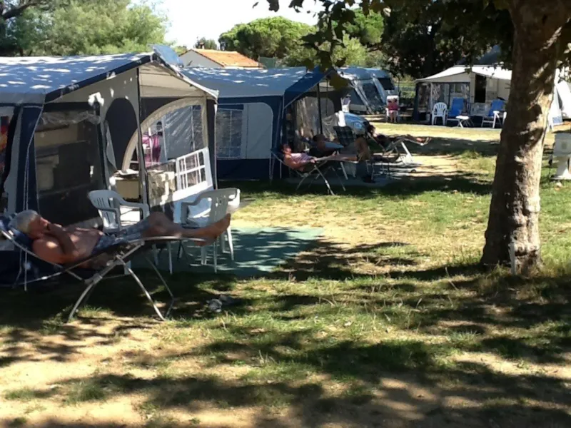 Emplacement Caravane Ou Caravane Pliante / Tente + Voiture