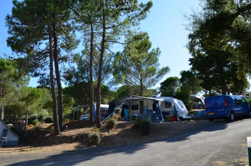 Emplacement Caravane Ou Caravane Pliante / Tente + Voiture