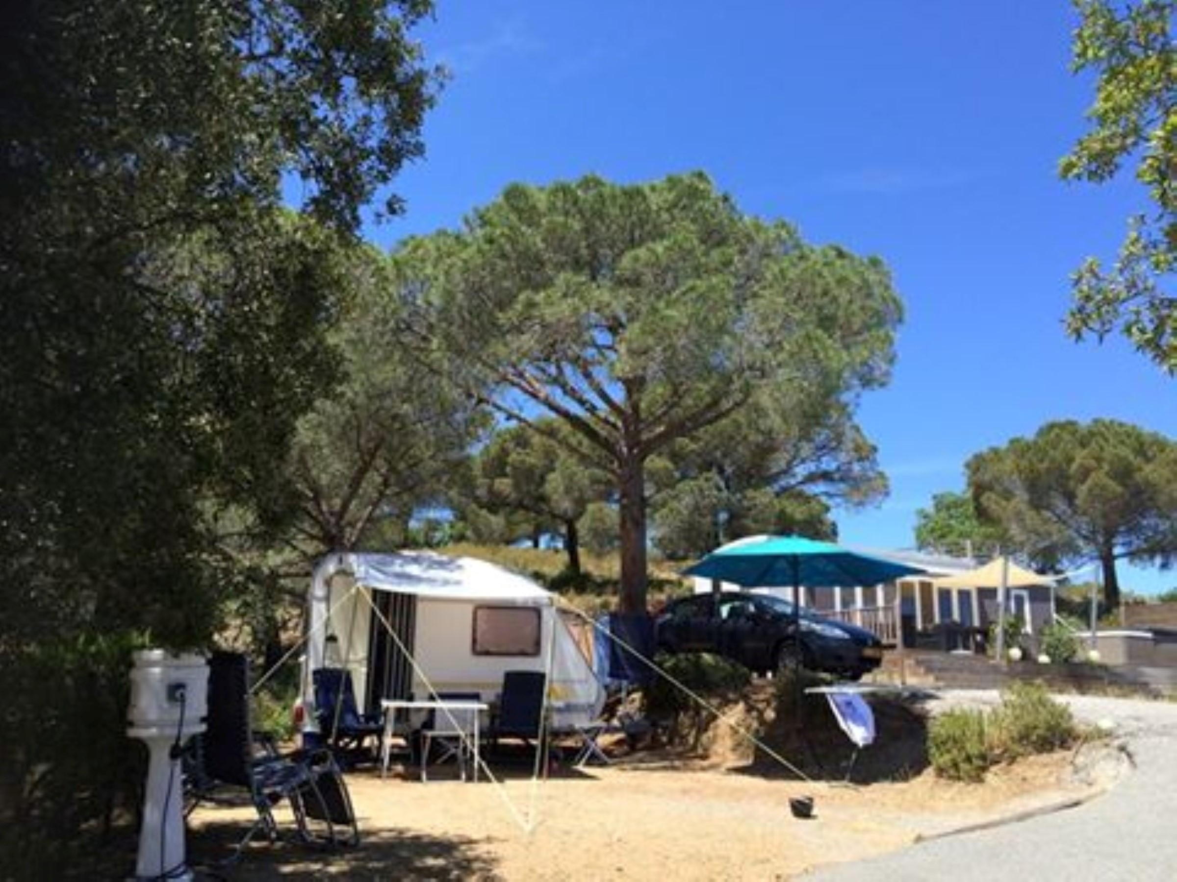 Emplacement - Emplacement Caravane Ou Caravane Pliante / Tente + Voiture - Camping Les Lauriers Roses