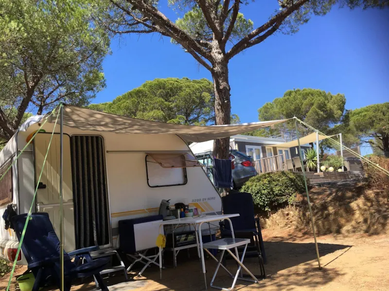 Emplacement Caravane Ou Caravane Pliante / Tente + Voiture