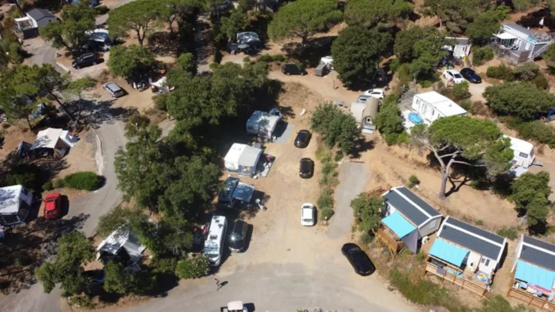 Emplacement Caravane Ou Caravane Pliante / Tente + Voiture