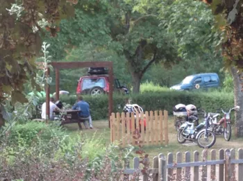Stellplatz - Stellplatz Pauschale Wanderer, Radfahrer Oder Motorrad - Camping Le Pont d'Allagnon