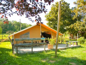 Mietunterkunft - Zelt Canadienne Cézalier 28M² - 2 Zimmer - Camping Le Pont d'Allagnon