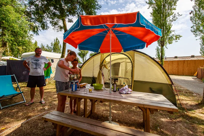 Emplacement Confort - 120M² 1 Véhicule+ Électricité + Équipement