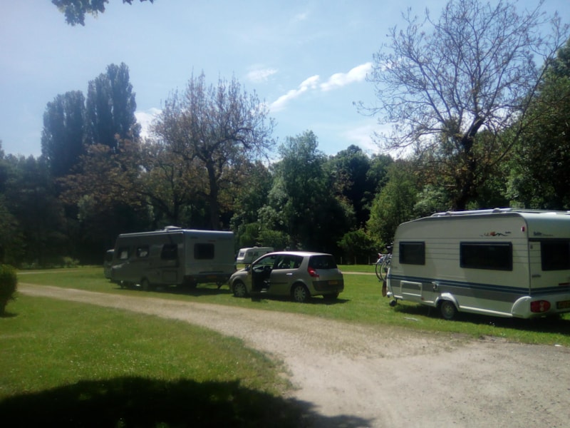 Standplaats + 1 auto + tent of caravan of camper