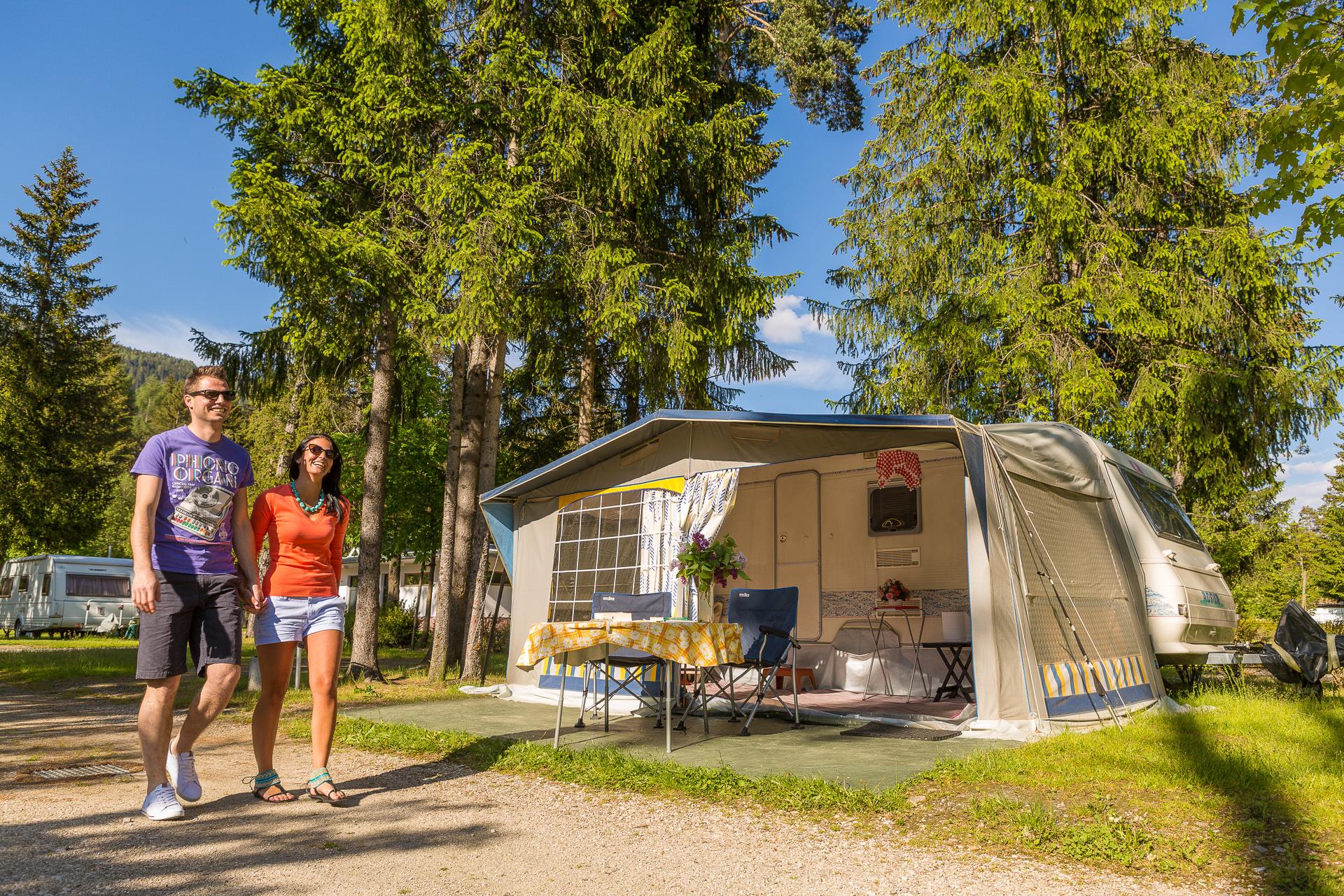 Standplaats : auto + tent / caravan of kampeerauto + elektriciteit 16A (=0,50 €/KW)