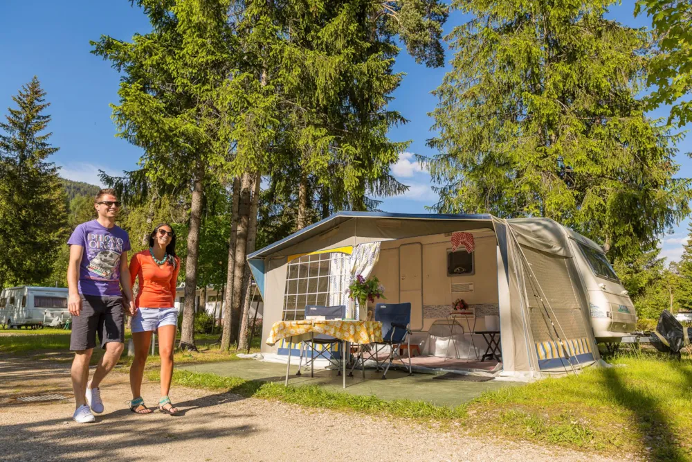 Standplaats : auto + tent / caravan of kampeerauto + elektriciteit 16A (=0,50 €/KW)