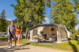 Kampeerplaats(en) - Standplaats : Auto + Tent / Caravan Of Kampeerauto + Elektriciteit 16A (=0,50 €/Kw) - Camping Olympia