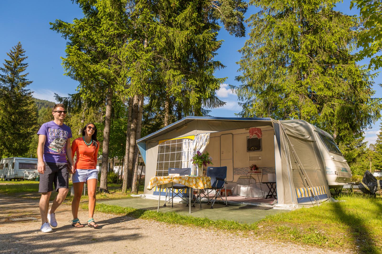 Standplaats: auto + kleine tent / caravan of kampeerauto + elektriciteit 16A (=0,50 €/KW)