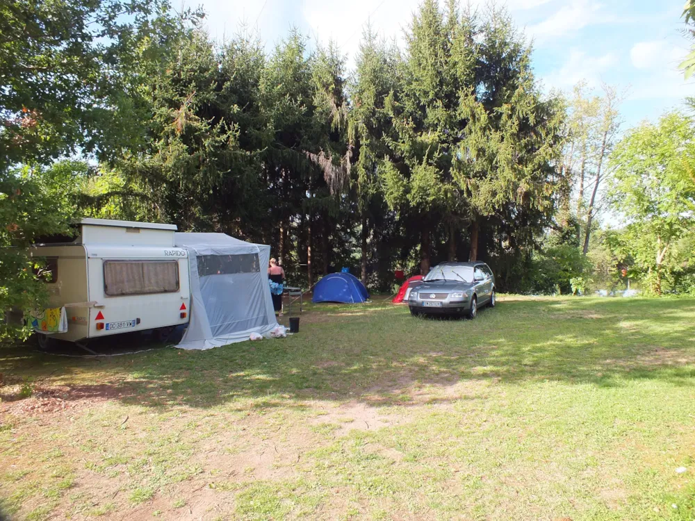 Pitch + 1 car + tent , caravan or 1 camping-car