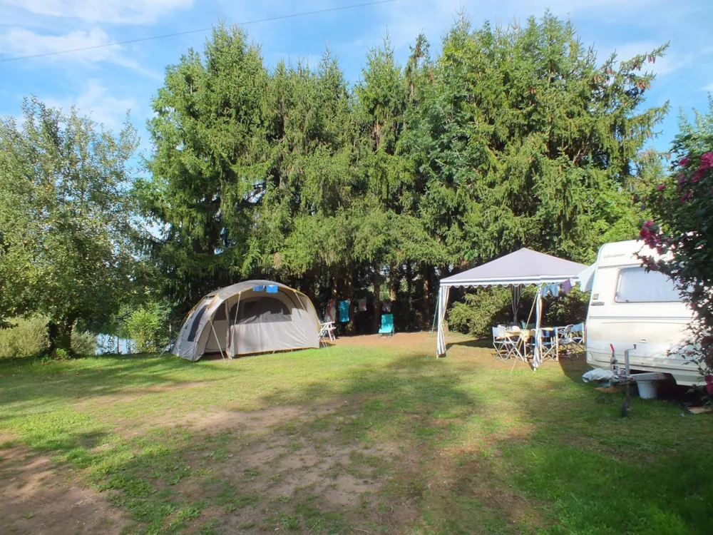 Forfait Confort : emplacement + 1 voiture + tente/caravane ou 1 camping-car + electricité 6A + 2 personnes -