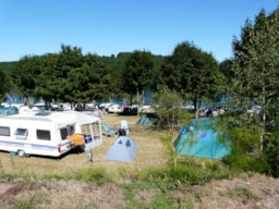 Kampeerplaats(en) - Staanplaats Vlakbij Het Meer (Nummers 45-111) - Camping SOLEIL LEVANT