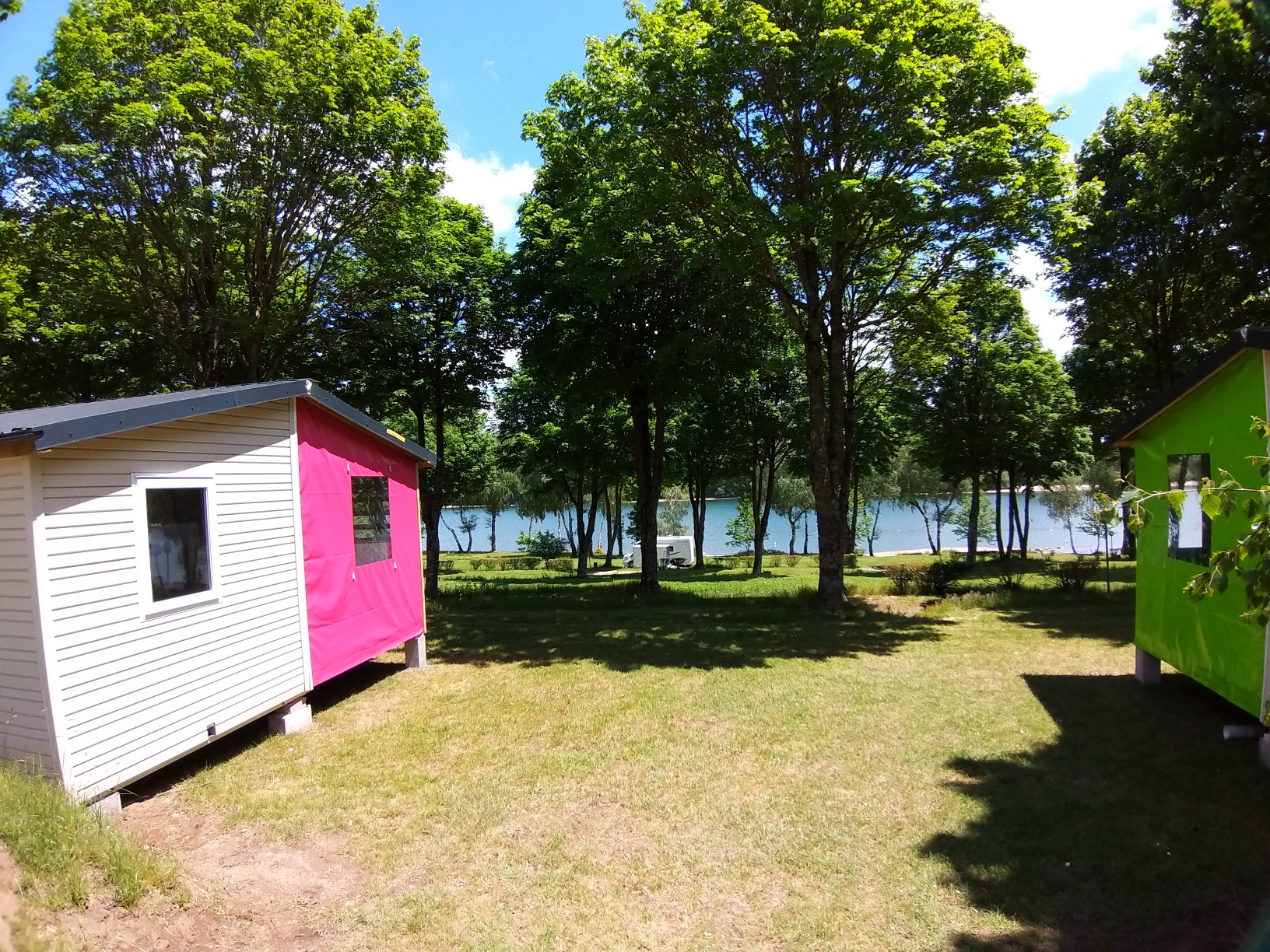 Accommodation - Bungalow Tithome 20M2 No Sanitary Equipments, Lake View, In July/August Arrival Day On Friday - Camping SOLEIL LEVANT