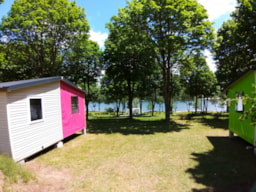 Accommodation - Bungalow Tithome 20M2 No Sanitary Equipments, Lake View, In July/August Arrival Day On Friday - Camping SOLEIL LEVANT
