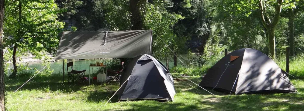 Emplacement camping, spacieux et ombragé, 2 personnes, voiture.