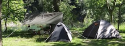 Emplacement - Emplacement Camping, Spacieux Et Ombragé, 2 Personnes, Voiture. - Camping LES CERISIERS
