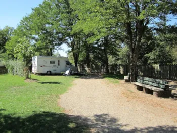 Stellplatz - Stellplatz Für Wohnmobile (Optional Strom) + Abwasser-/ Fließwasseranschluss - Camping ROC DE L'ARCHE