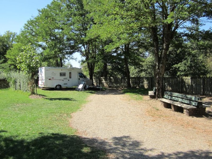 Emplacement Camping-Car Eau + Évacuation Eaux Usées / (Branchement Électrique En Option)