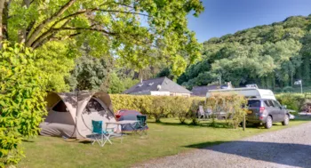 Stellplatz - Stellplatz Grand Confort 100M² + Strom 10 Amp. + Wasser - Camping Les Couesnons