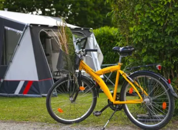 Stellplatz - Forfait 2 Personnes + Élecrticité 6 Ampères - Camping Les Couesnons