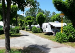 Emplacement - Forfait Confort (1 Tente, Caravane Ou Camping-Car / 1 Voiture / Électricité 10A) - Camping Le Port de Lacombe