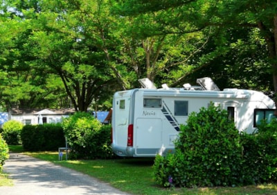Privilege Package (1 tent, caravan or motorhome / 1 car / electricity 10A) + Water point